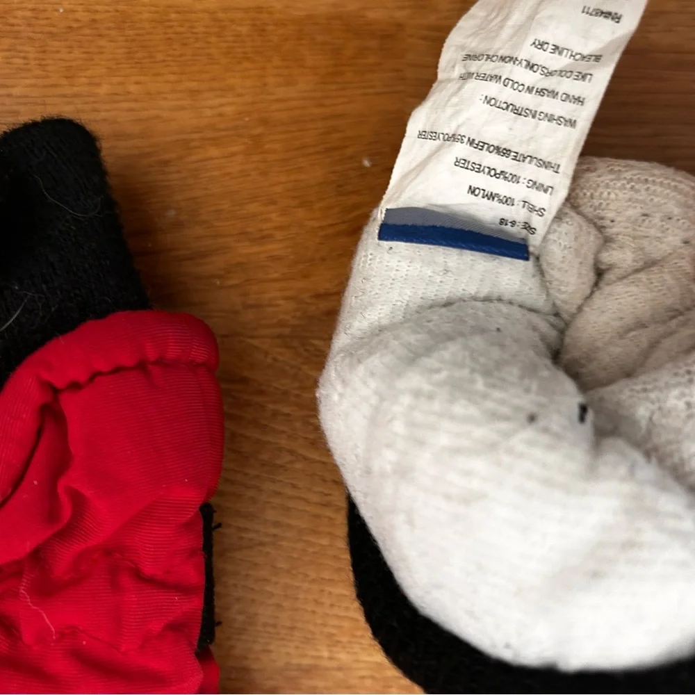 Red ski gloves with warm Thinsulate insulation
